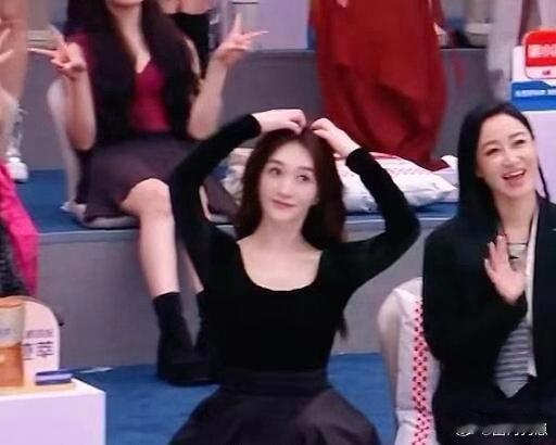 李小冉浪姐直播随性镜头氛围感拉满，画面转瞬一瞥，整个人自带柔光滤镜，气质夺目整个