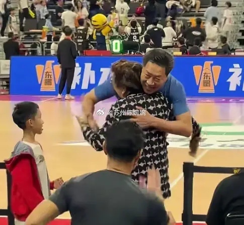 李春江今晚又回广东队主场了，而李春江在场边拥抱了一个老太太。这个老太太来头可不小