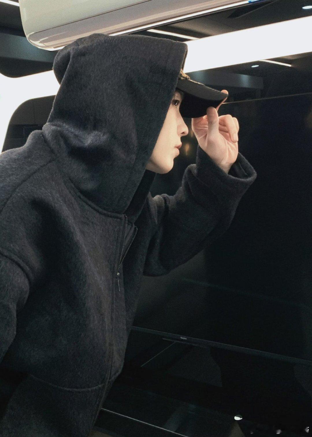 何与被门帘扇了一巴掌何与这一下也太好笑了，被门帘扇脸的画面莫名可爱，反应也超萌，