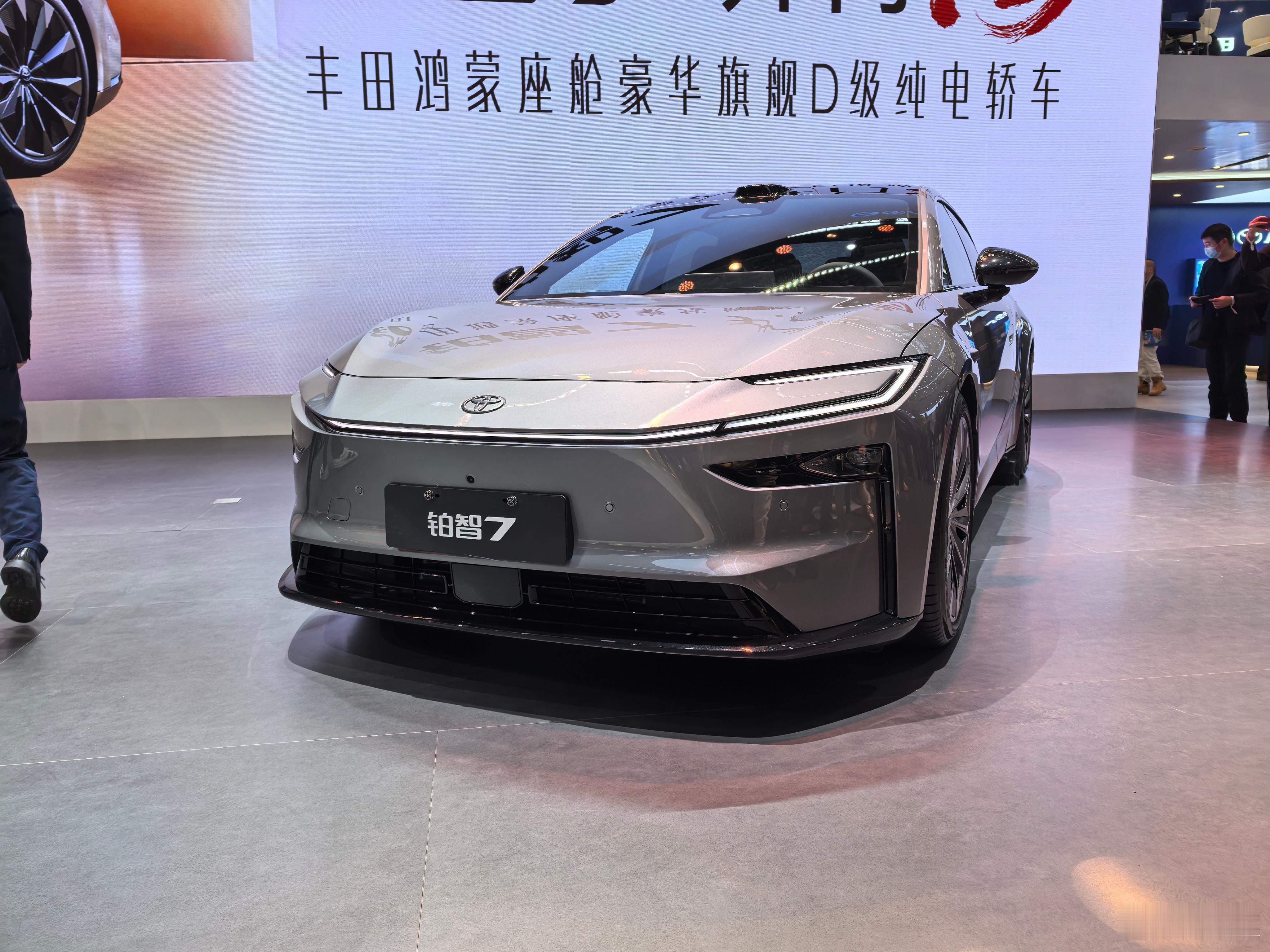 广汽丰田铂智7亮相广州车展，不过这次没发布价格，给大家来个悬念新车搭载Momen