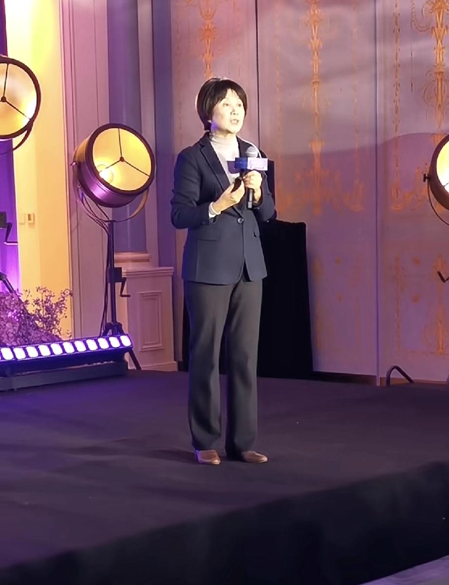 《非诚勿扰》导师黄菡罕见露面，60岁的年纪成了老奶奶了，差点没认出来！

近日，