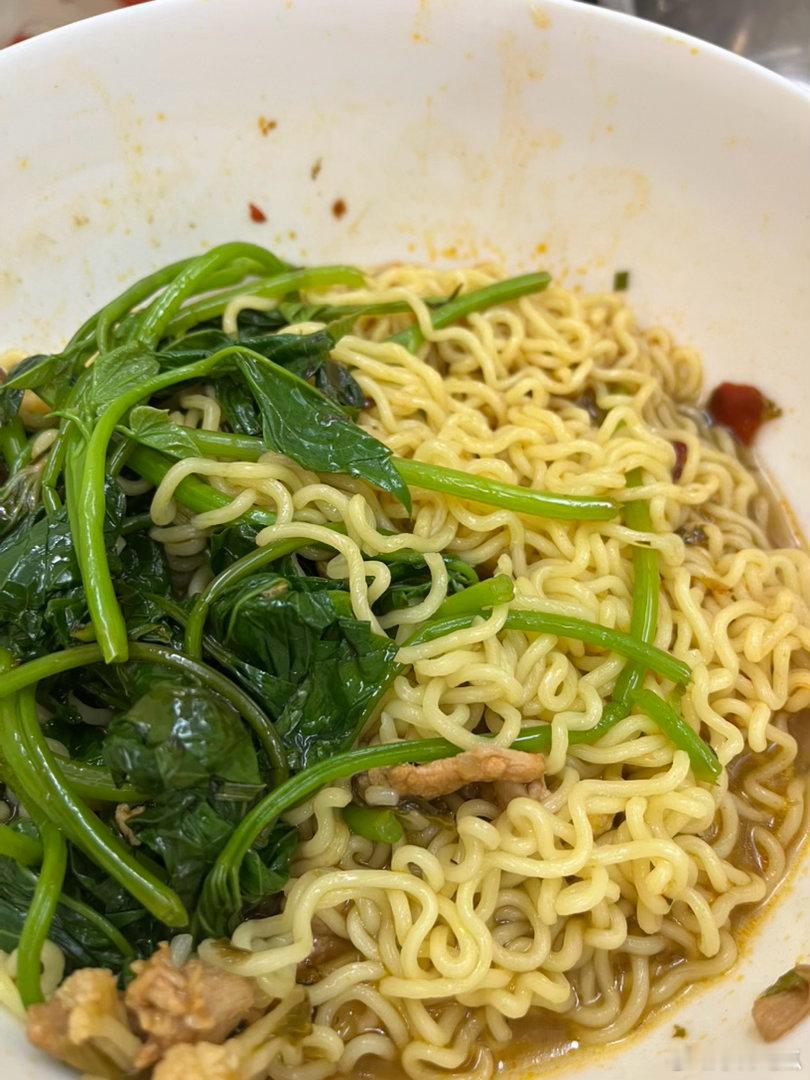 突然很想吃泡面。于是，动手煮了两包。 没想到，被两个娃抢着吃光了。我就喝了口汤。