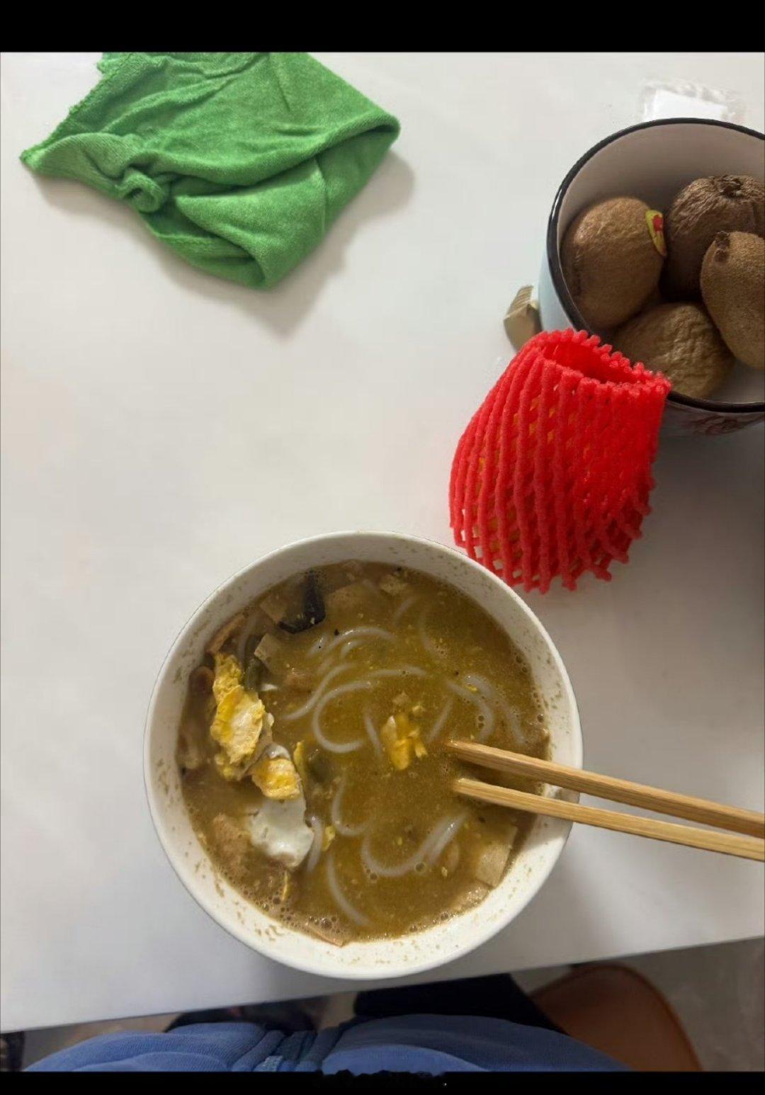 哈哈哈哈哈追星女眼里的世界，各种颜色都成了应援色啊，抹布、衣服、水果连起来都可以