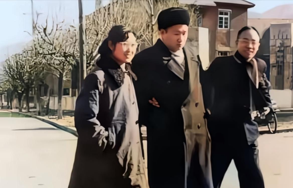 这是李敏前往大连看望哥哥毛岸青的真实合影，都看看吧，兄妹情深共岁华，同根并茂映朝