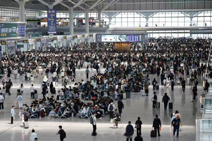 【5月1日，西安铁路局加开旅客列车225列】“五一”假期第一天，陕西铁路迎来旅客
