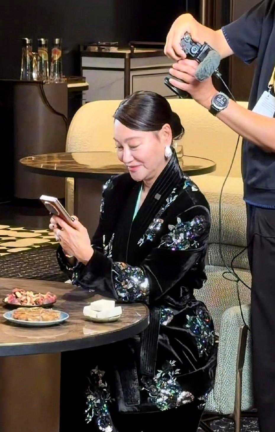 惠英红刚在金鸡奖上亮相，黑色印花礼服、精致妆容让她看起来依旧优雅大气，但不少网友