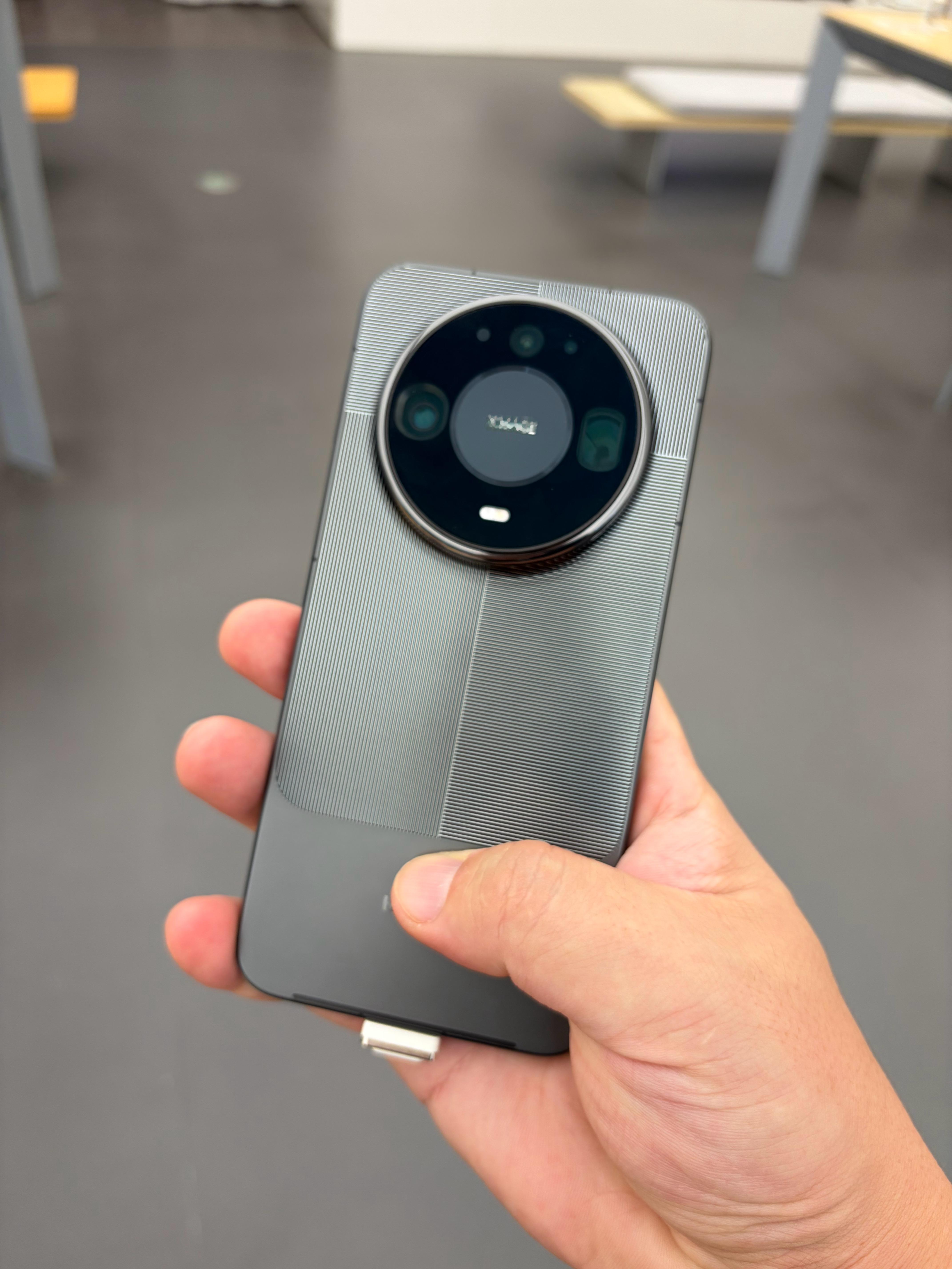 iPhone18Pro卖不动了主要还是价格，今年各家旗舰产品，就没有一个非常受欢