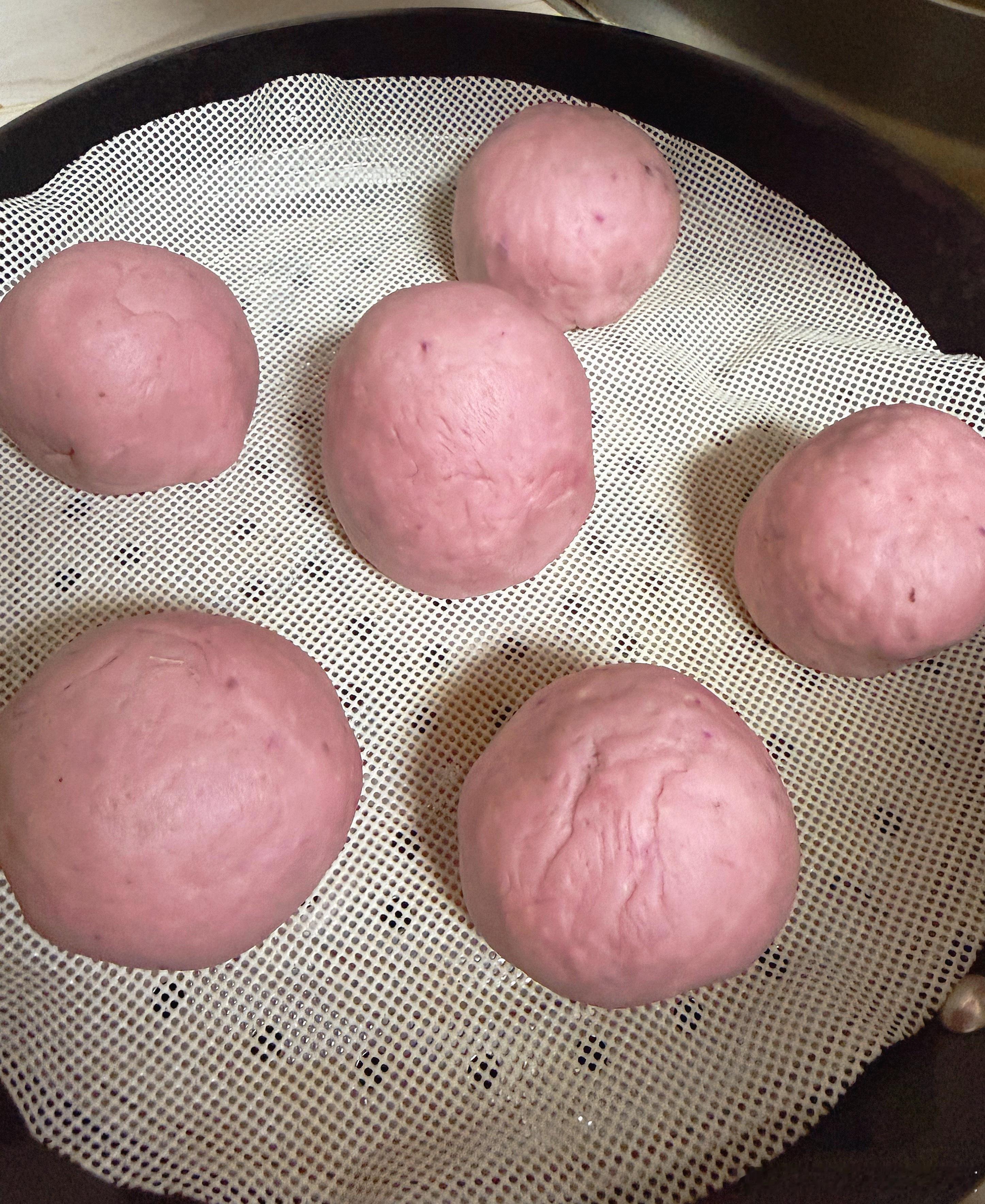 为了逃避辅导作业，我去做了紫薯馒头，现在送去发酵了，期待成功 (其实是为了消耗掉