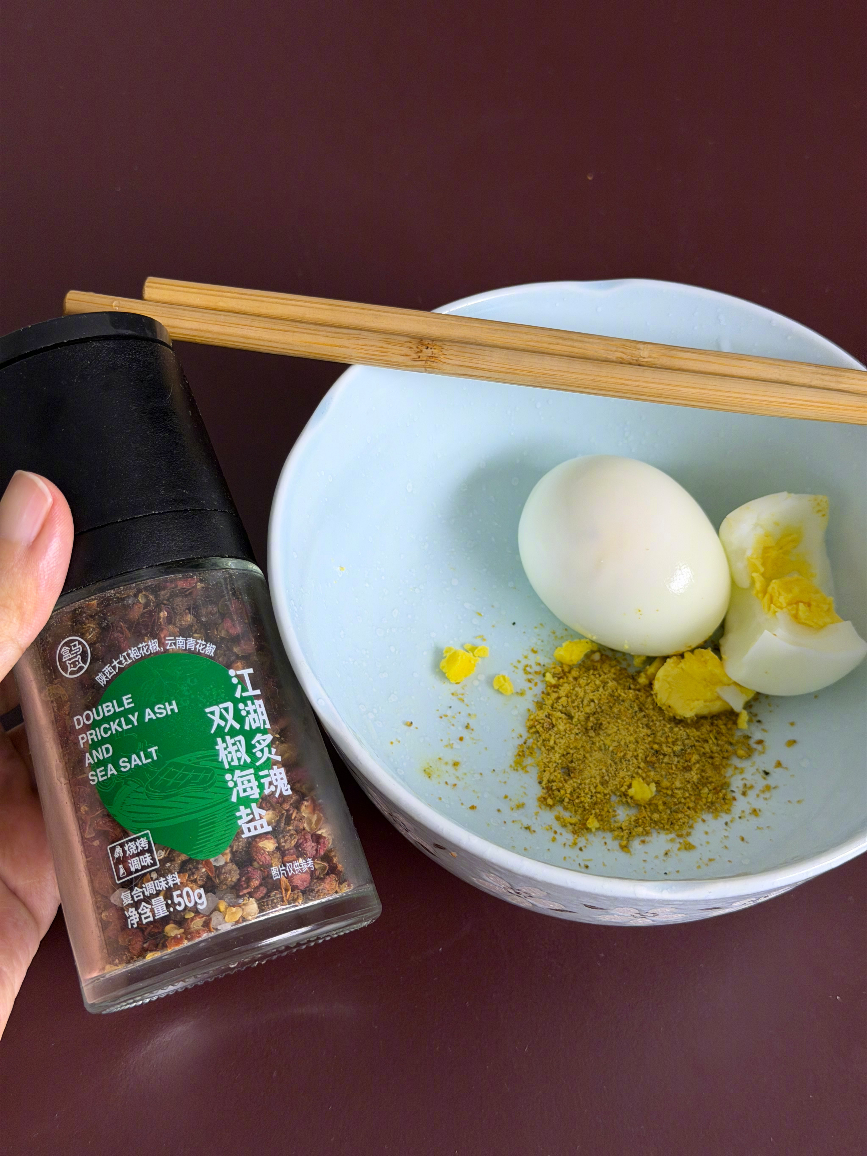 我太自律了，大晚上的饿了居然没有点外卖！煮俩鸡蛋吃，用了两种蘸料，一个是盒马的双