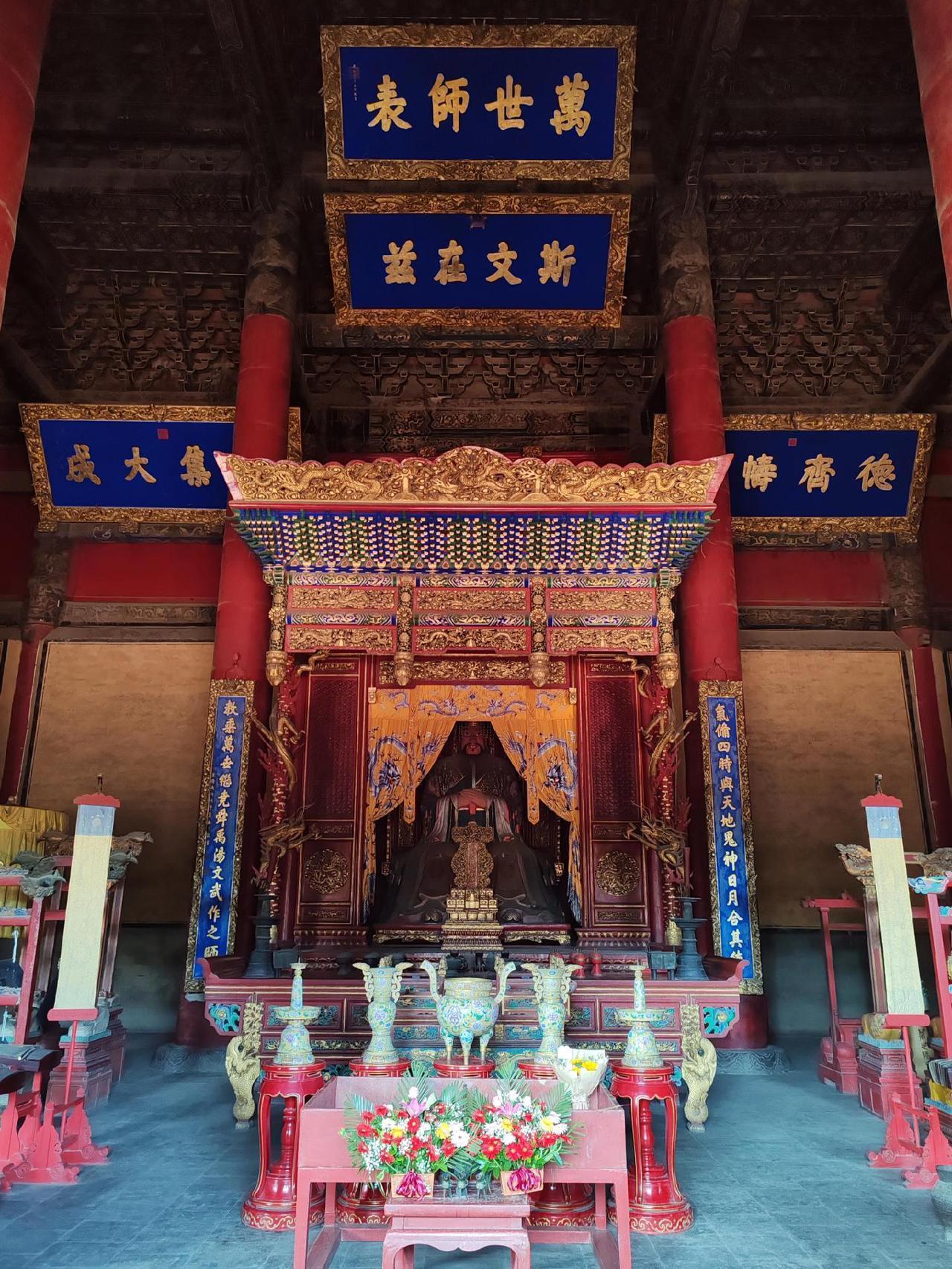 这次来，又受益匪浅，尤其是终于登上尼山拜谒了孔圣人。遗憾的是，这几年山东对曲阜宣