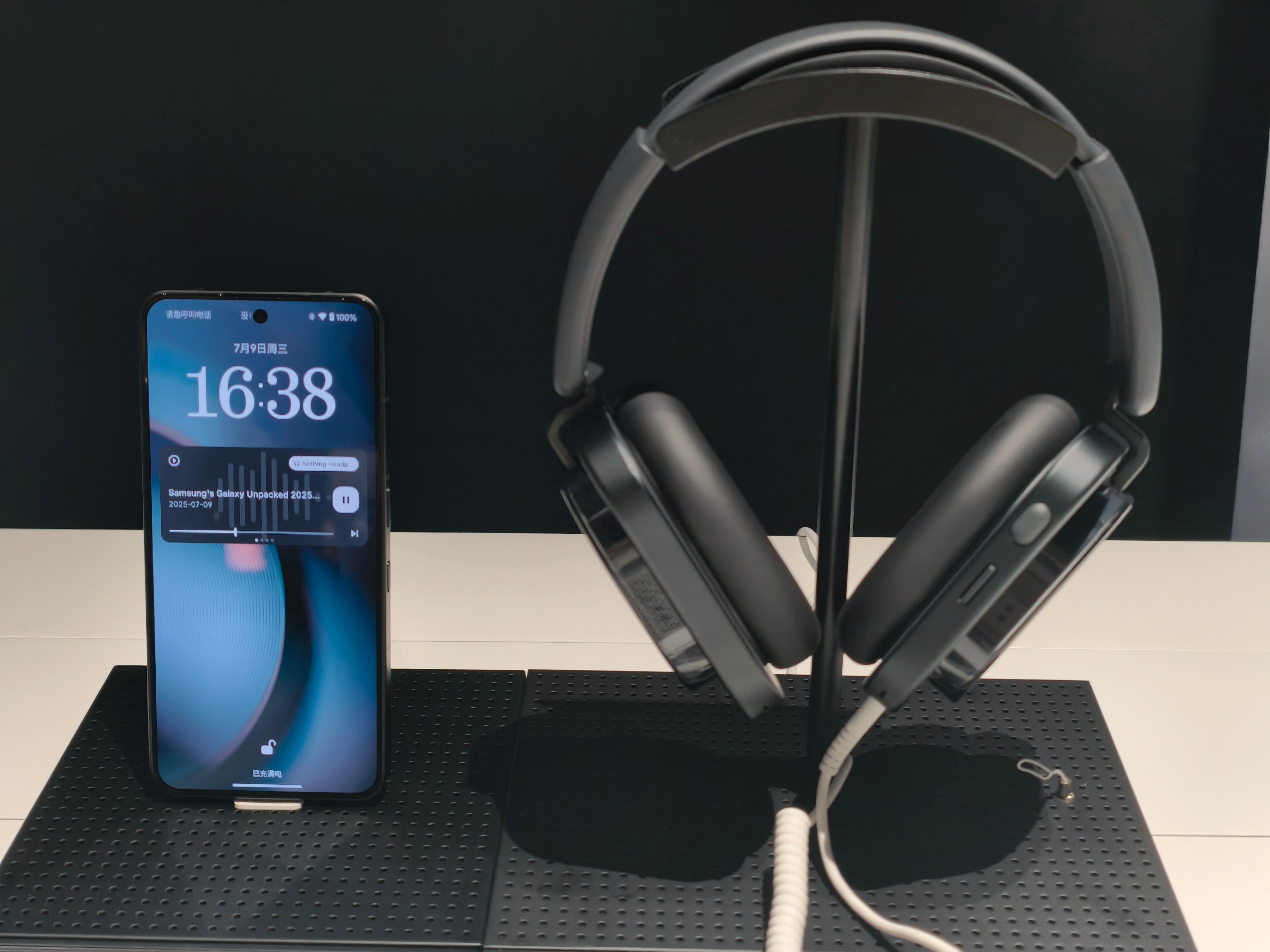 来到活动现场了，今天主角色是Nothing的两款新品，Nothing Phone