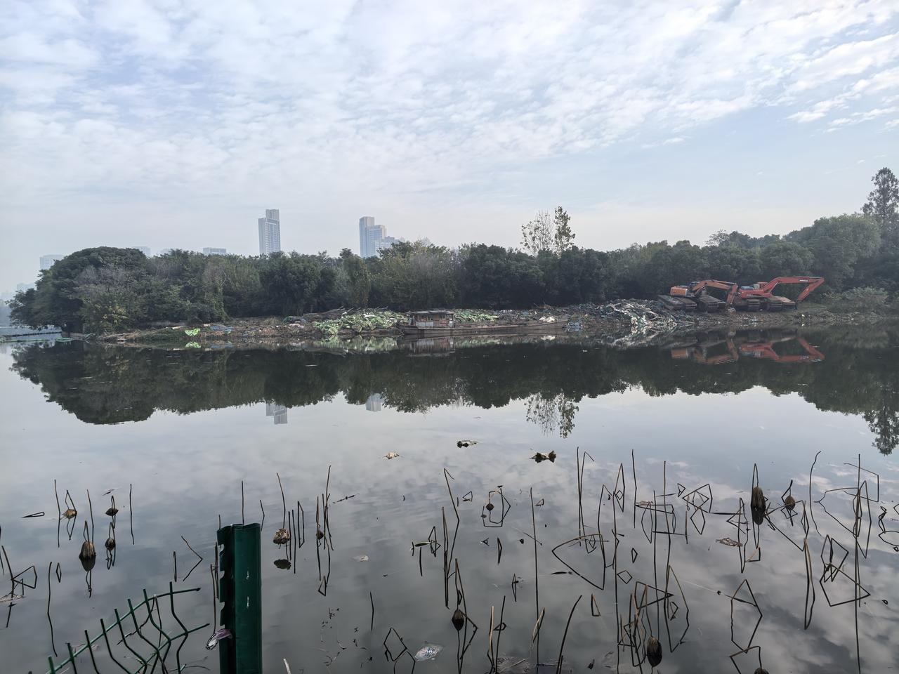 武汉市汉阳区墨水湖的环境，不算太好，但也不算太差，是早上晨练和午后晒太阳的好去处