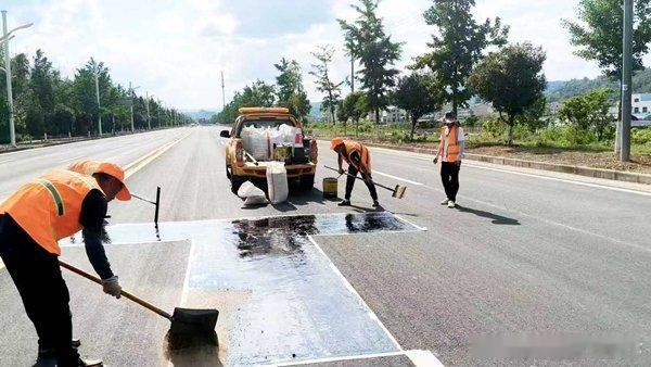 房县 房县交通运输局：抢抓晴好天气“医治”道路病害 以“畅安舒美”路网迎接西十高