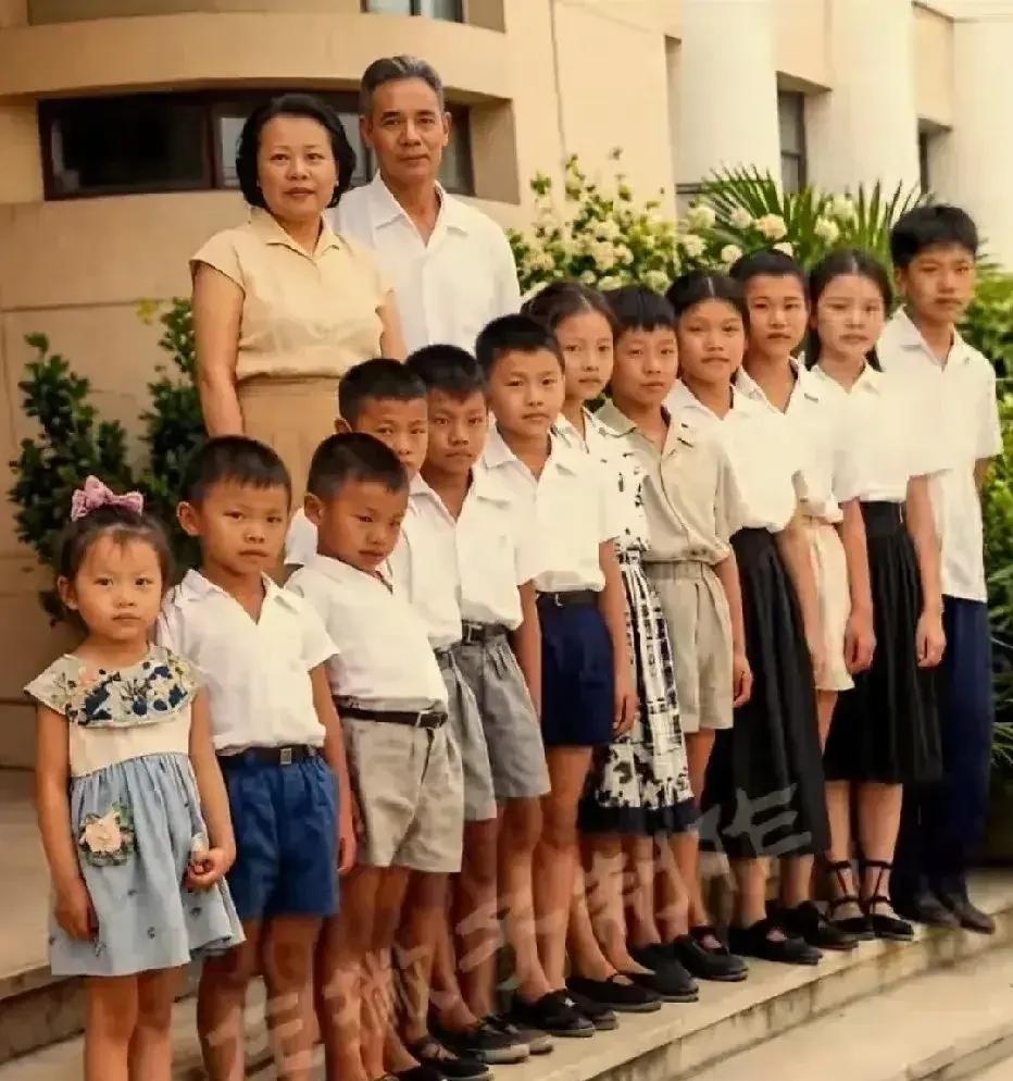 吴信泉与俞惠如的全家福，着实壮观。他们育有八子四女，瞧瞧这些可爱孩子的童年模样，
