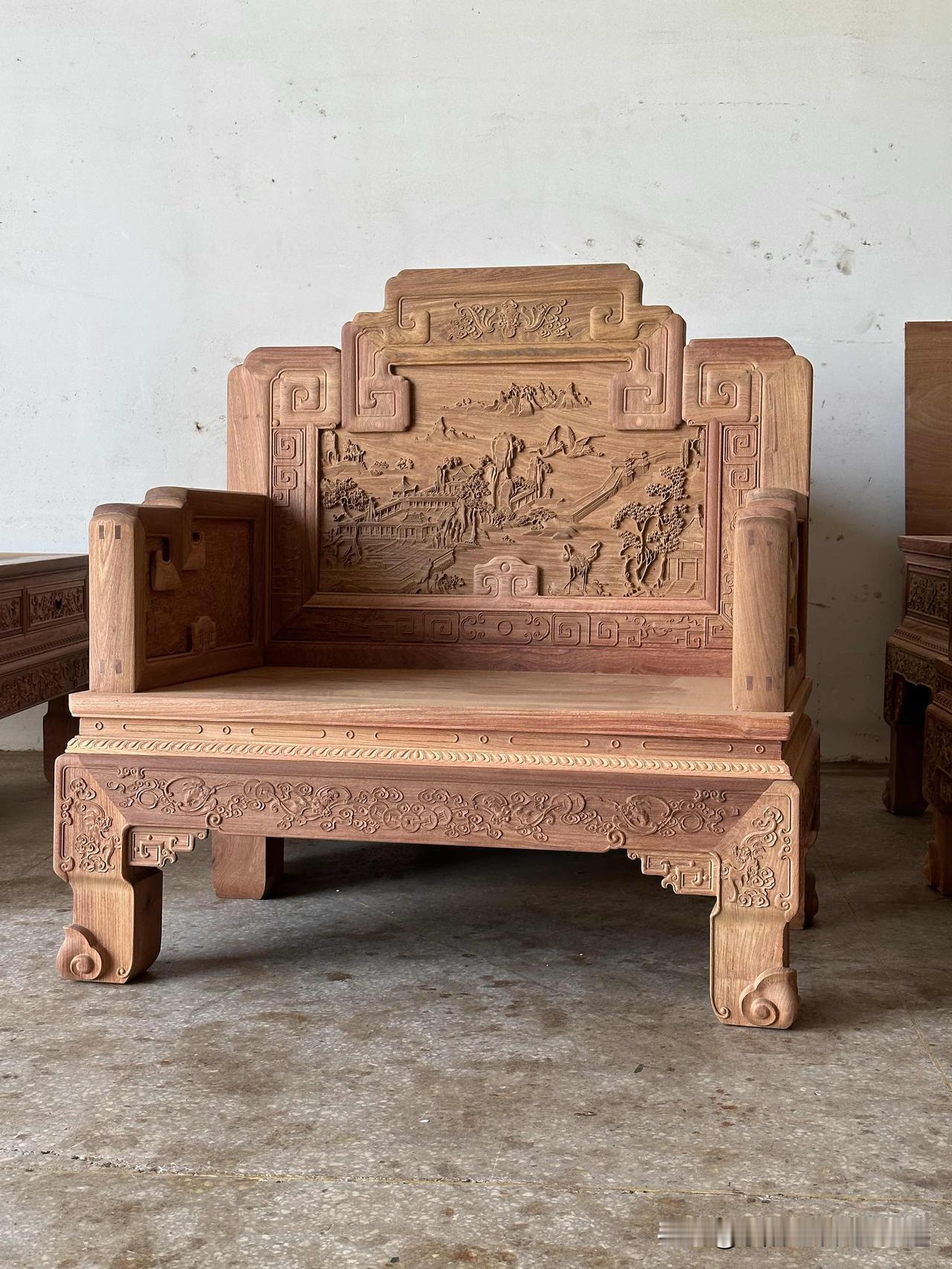 全网用料最豪横的国宾沙发

11件重量达到1500多斤

纯缅甸老料制作，靠背3