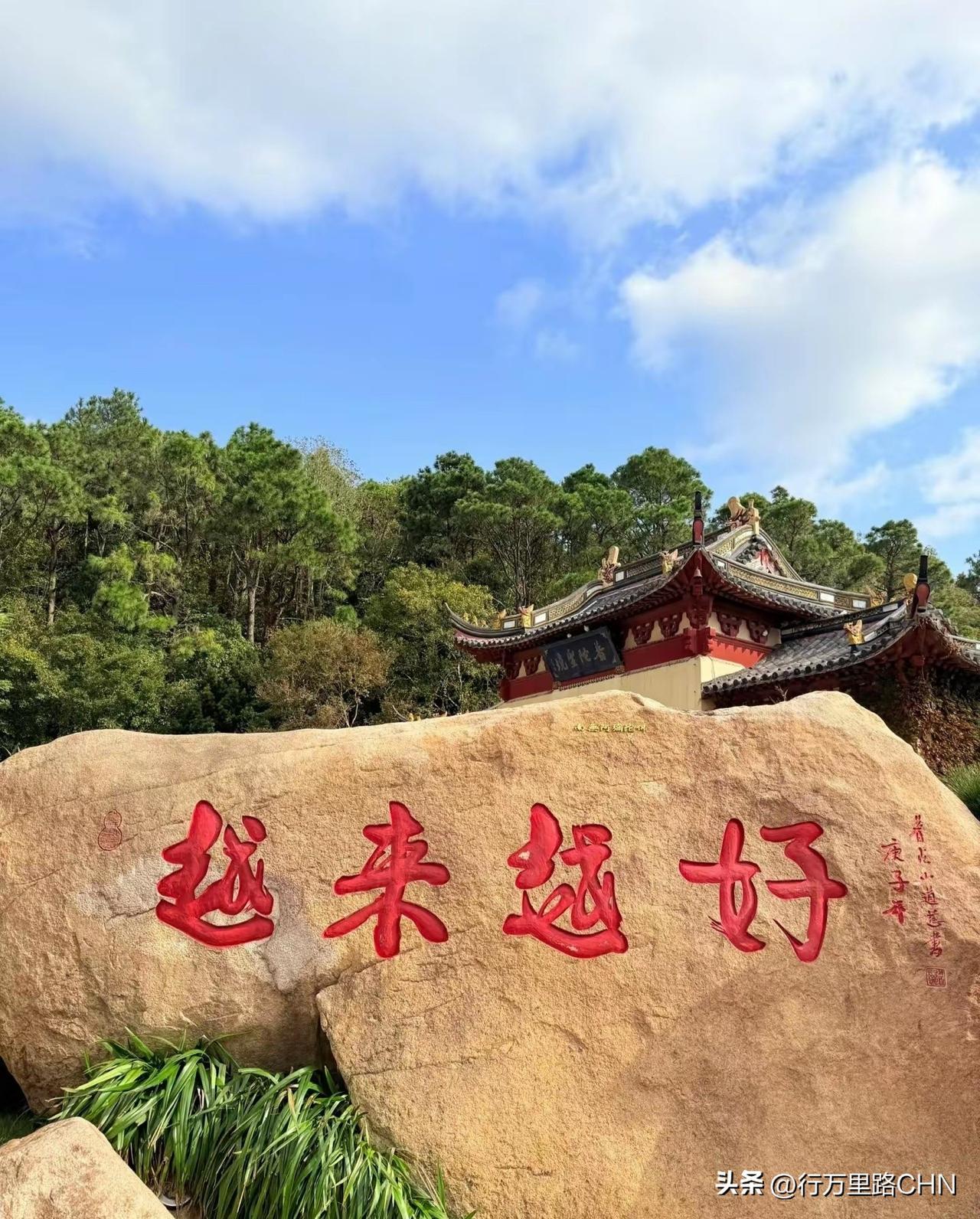 网红，唱唱歌、跳跳舞，给大家提供娱乐没毛病。

但是，自己没读过几本书，却演成专