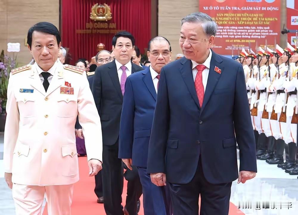 在越南，部委中召开会议时，苏林、农德农、梁强能亲临会场，且其部委首长与苏林并肩出