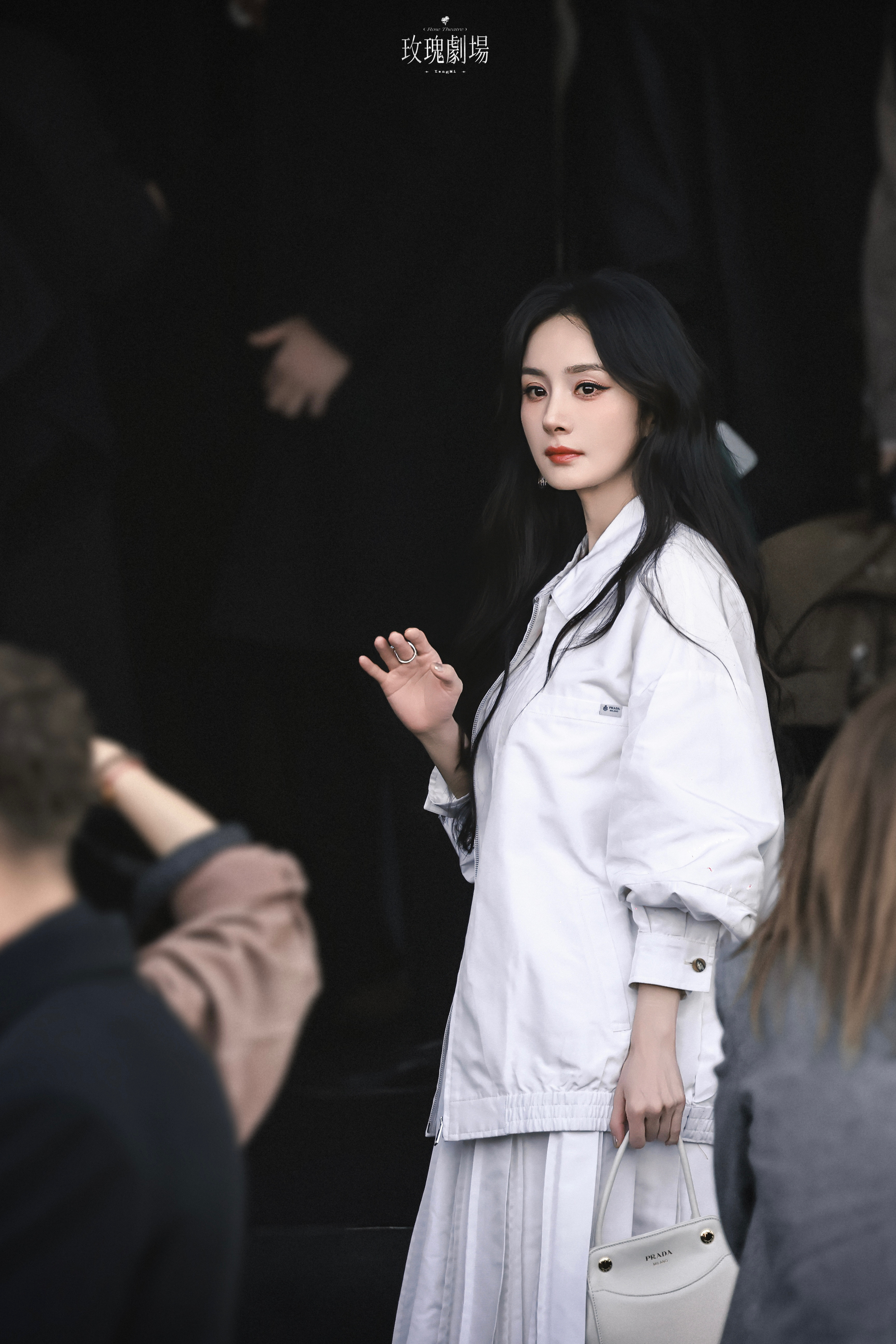 杨幂怼脸镜头好美白月光降临米兰🤍杨幂Prada大秀饭拍 