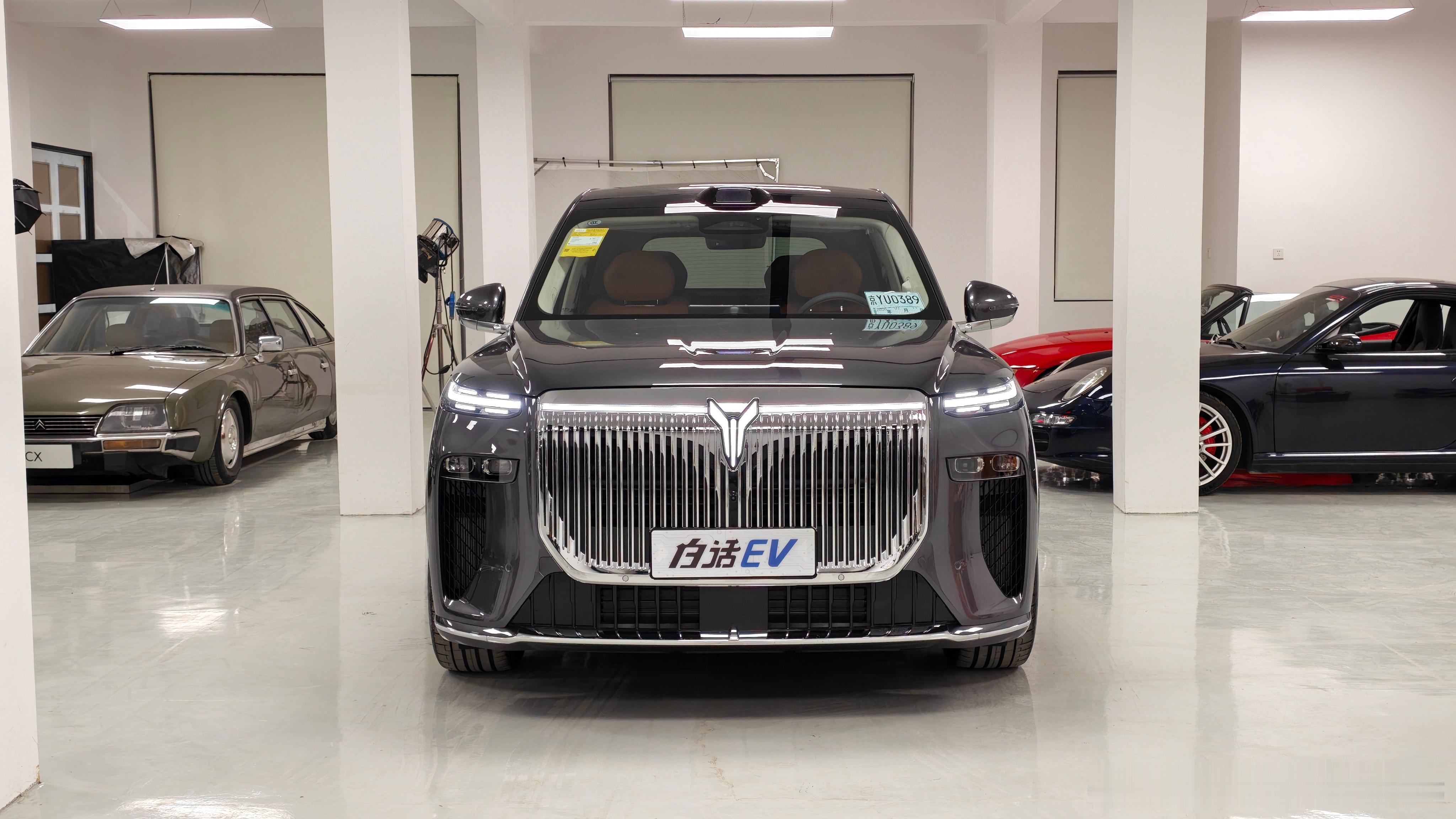 白宁的岚图泰山 停进车库气场满满，越来越觉得我这宸星灰配多幅条轮毂选的不赖！哈哈