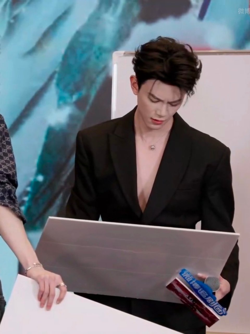 才注意到这个邓凯穿的这么骚气 