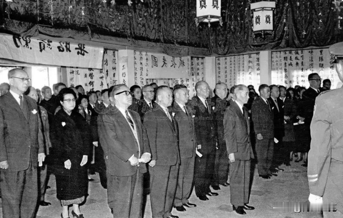 1962年2月17日，胡宗南葬礼。顾祝同、黄杰、蒋经国、彭孟缉四位将军将白日旗覆