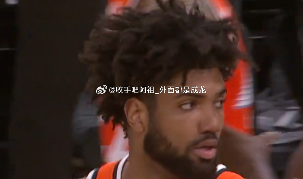 昨日NBA常规赛，快船客场以114-101的比分逆转勇士。比赛最后阶段，快船双向