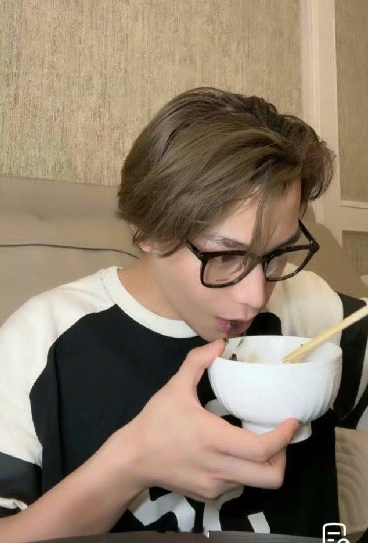 丁禹兮直播一股和男友连麦看电视即视感 ​​​