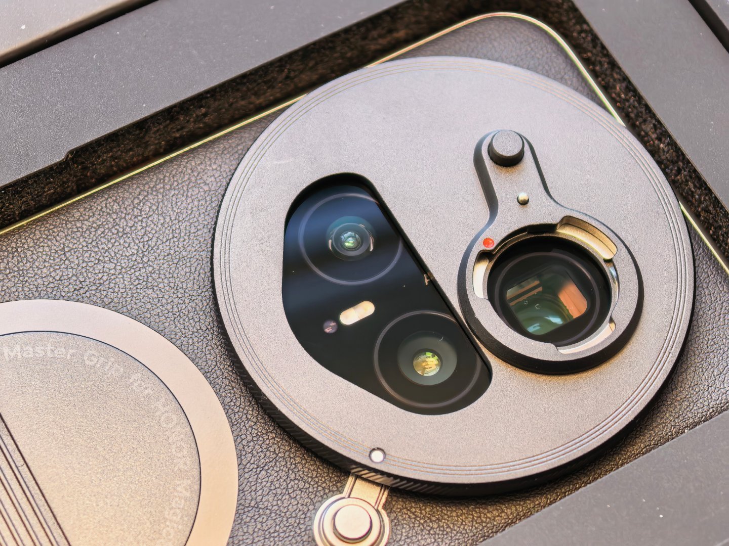 荣耀 Magic8 Pro 的影像套装～这一套很有东西，手机壳和遥控手柄是通过磁