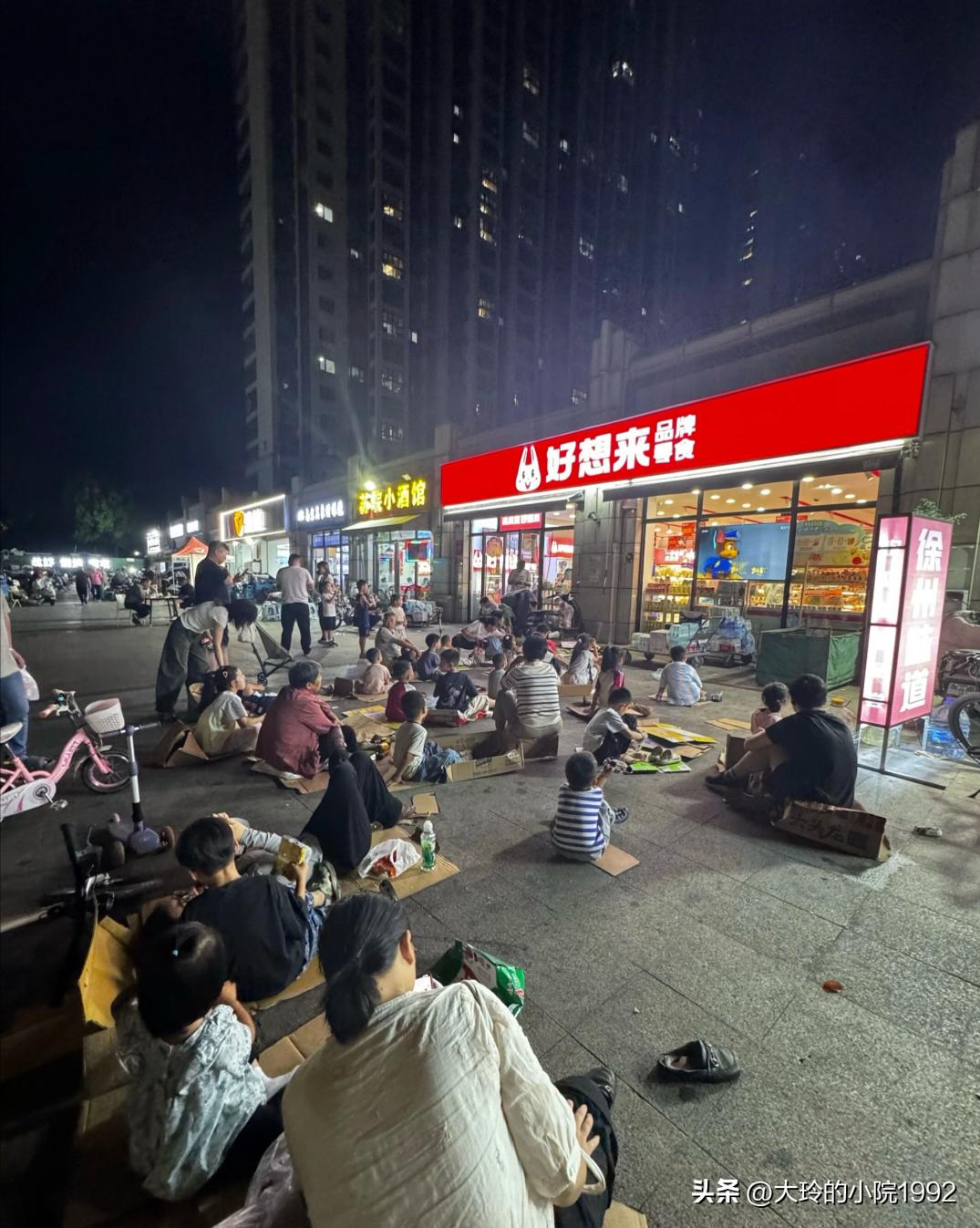小朋友不缺电视，缺的是在一起看的气氛。这老板真聪明啊！一招门口就长满了小孩。
