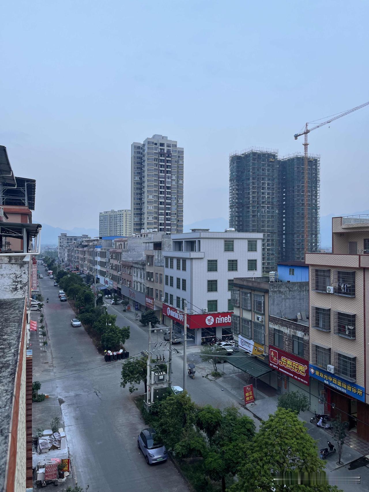 早晨，晴朗天气，气温高的一天，虽然暂时没有阳光，但是早上己经感受到了热气腾腾的空