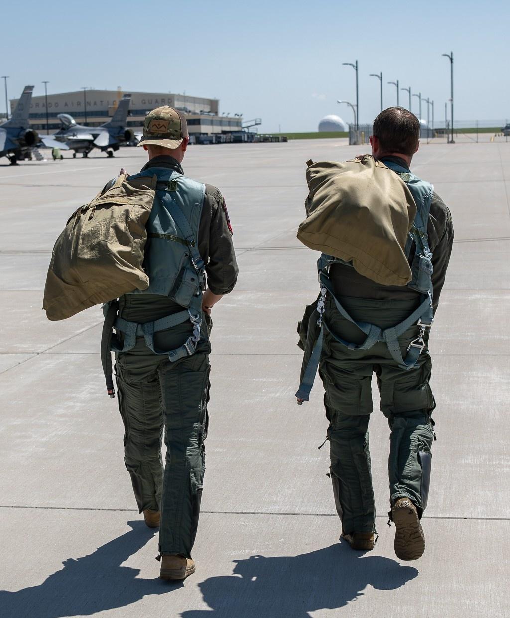 140th Wing指挥官Riot告别飞行