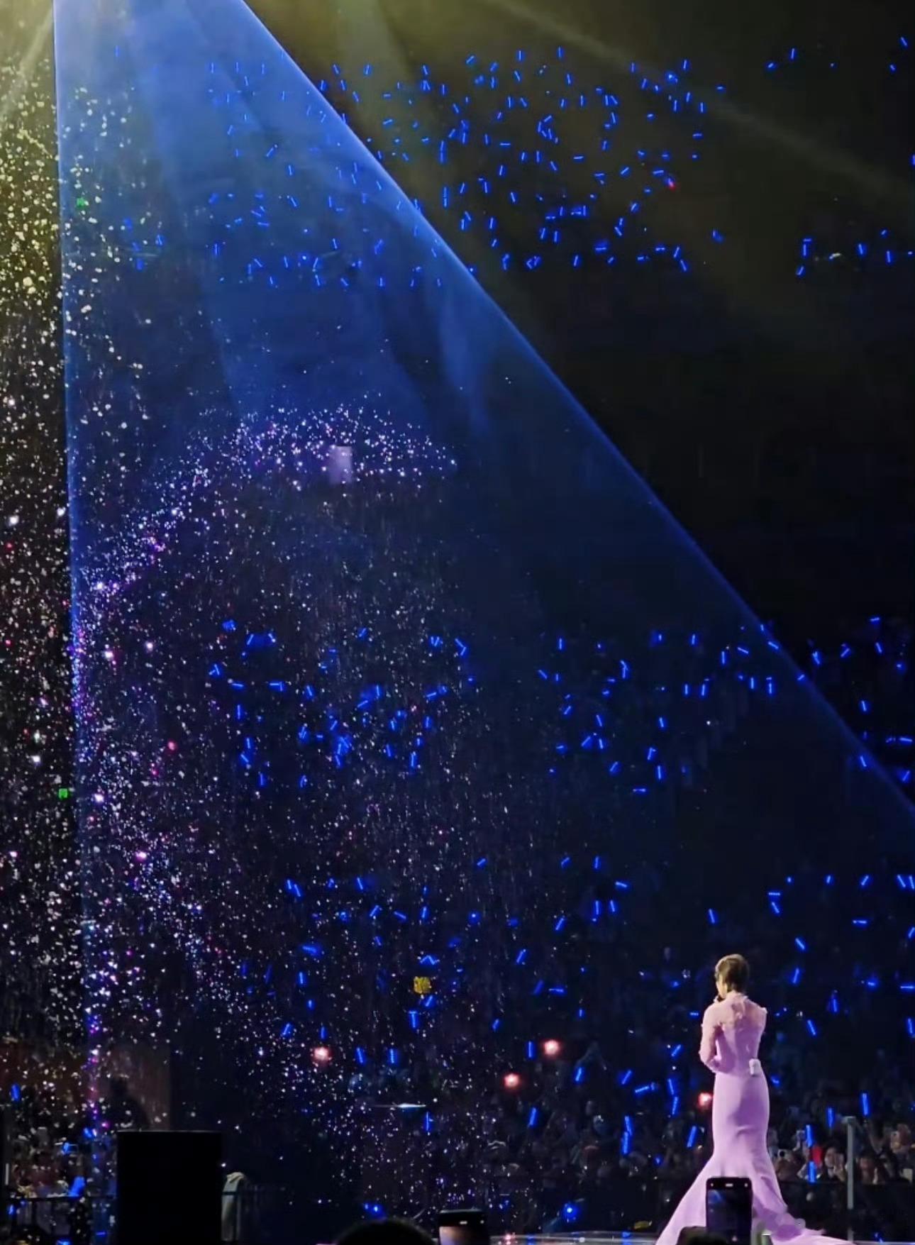 李宇春把观众堆成雪人 李宇春宠粉天花板！南京演唱会人工降雪配《冬天快乐》，把观众