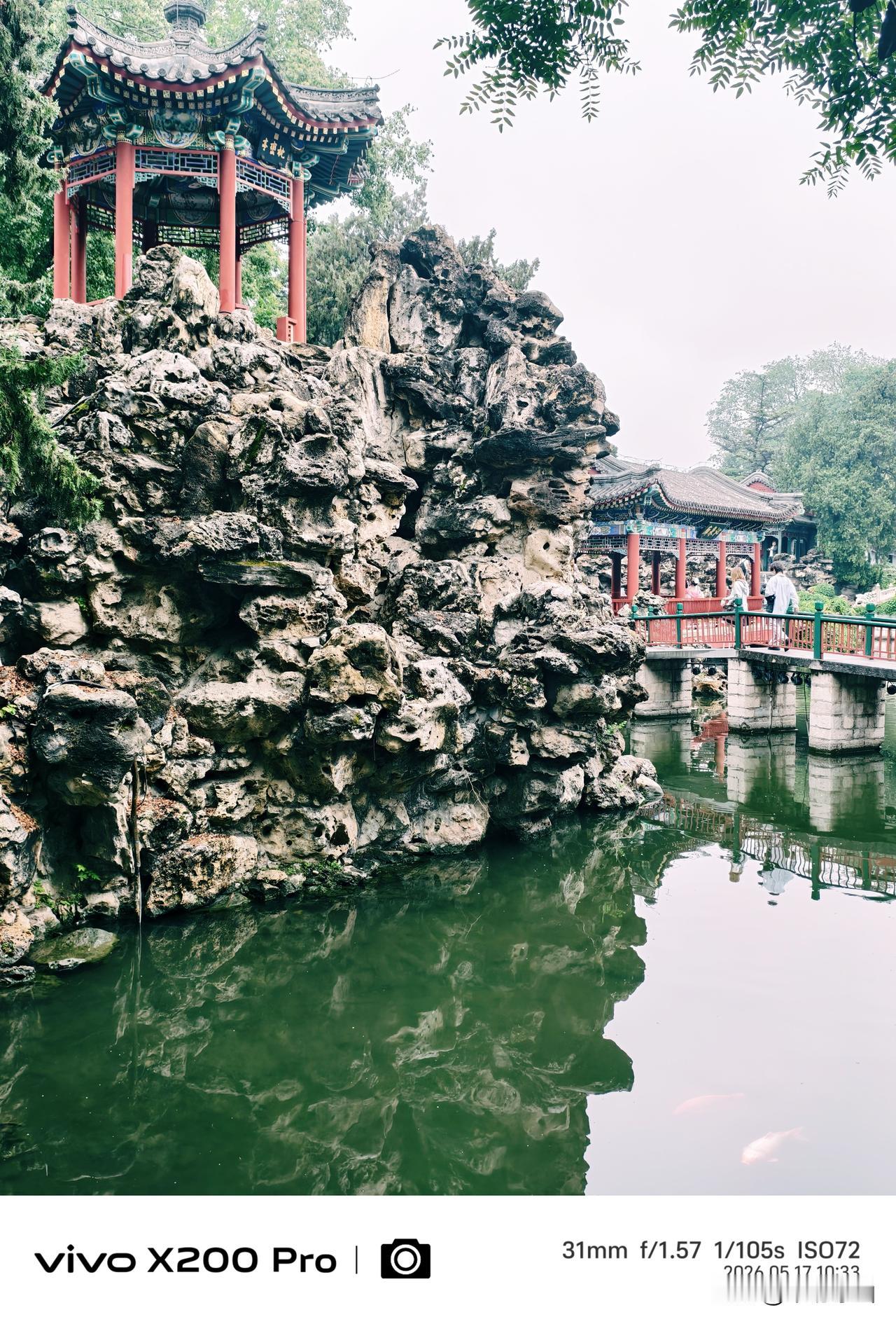 周末阴天凉爽的北京，逛北海公园“静心斋”，随手一拍，一步一景，美景如画。北京治愈