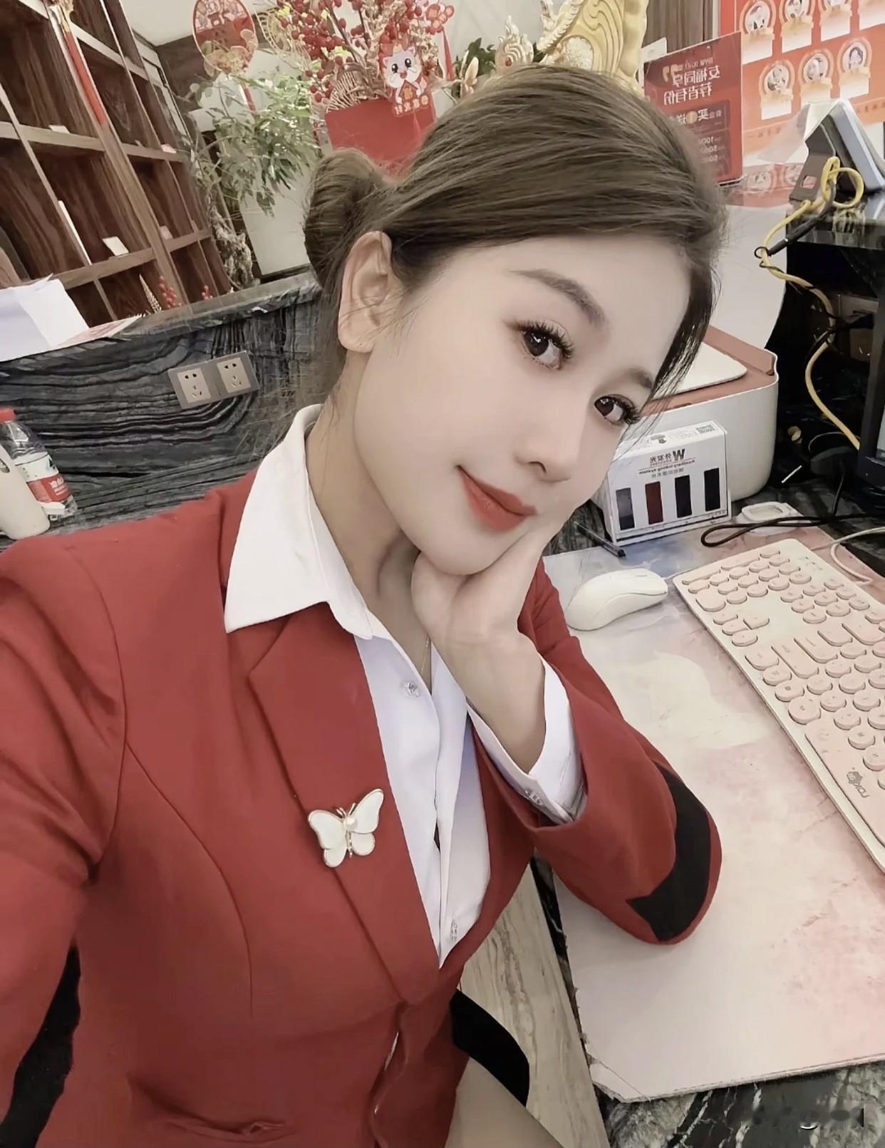分享一张你心目中的美人照红袖添香时，静听耳畔语。