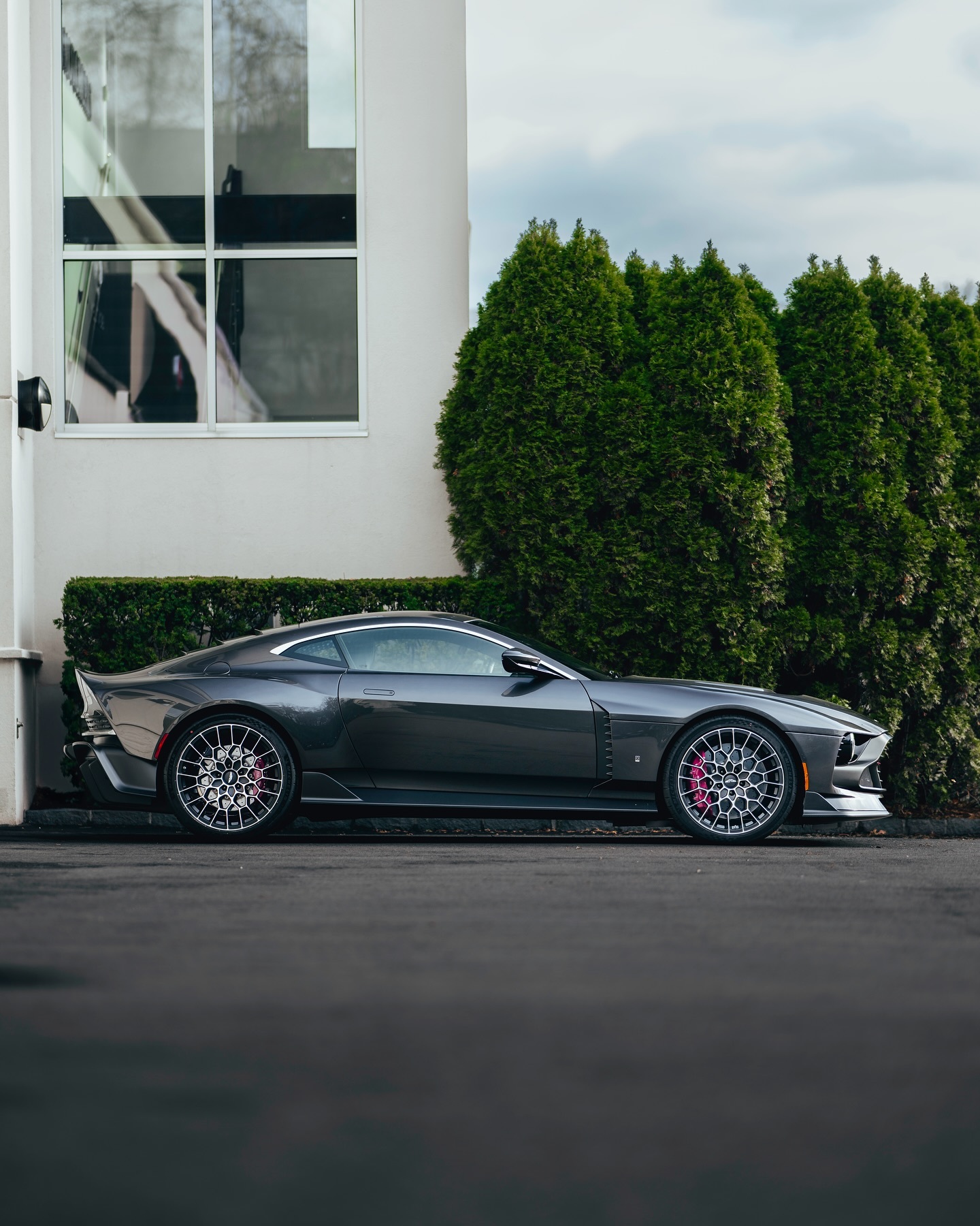 Aston Martin Valourastonmartin阿斯顿马丁 ​​​