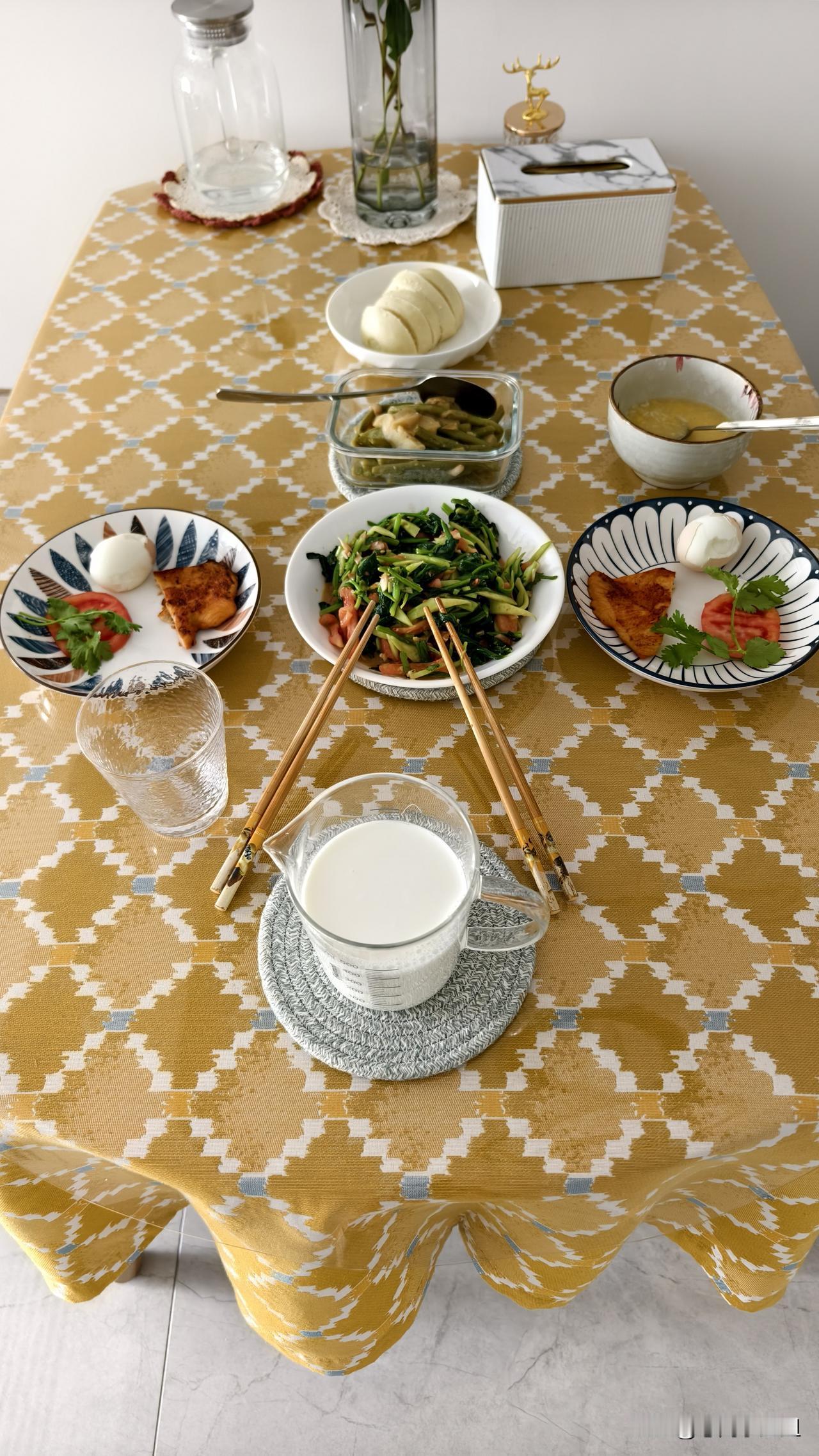 煮鸡蛋煮嫩了，剥不下了皮，就一边吃一边剥吧。
主食是我自己蒸的两合面馒头，还有粥