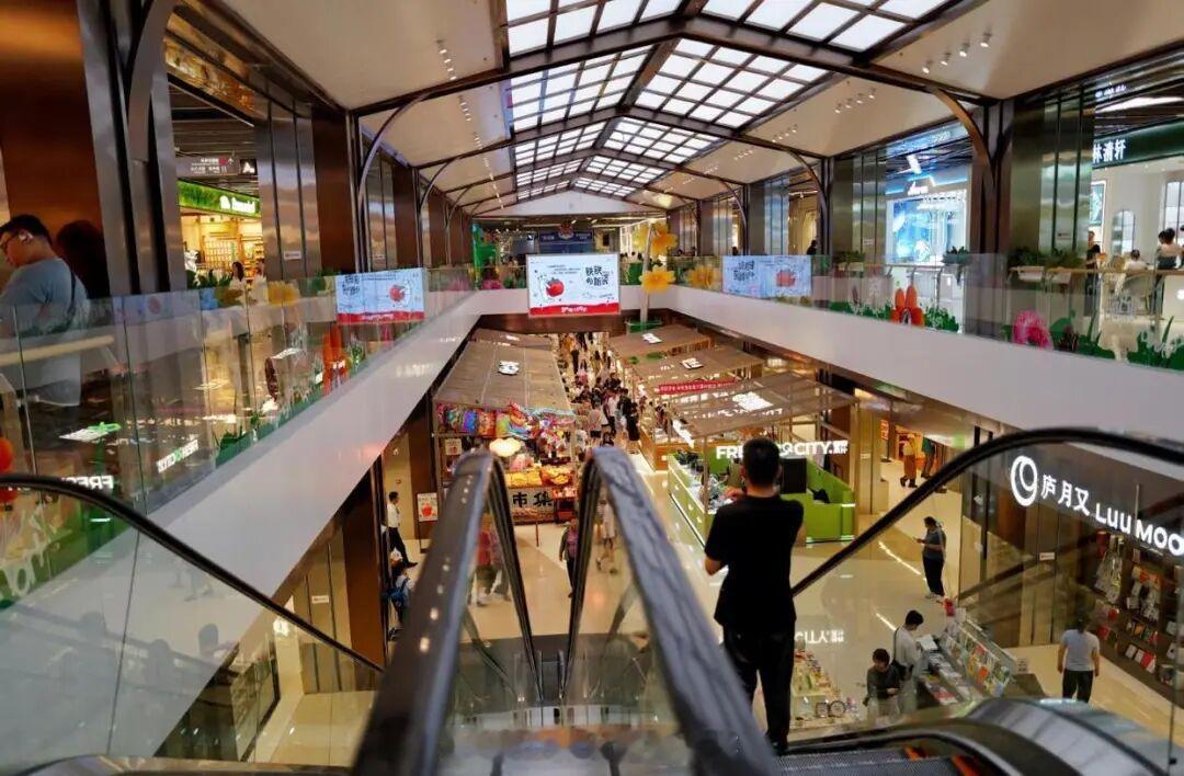 国铁头条【东北首个TOD商业街在沈阳开业，打造城市地铁生活新场景】日前，沈阳兴华