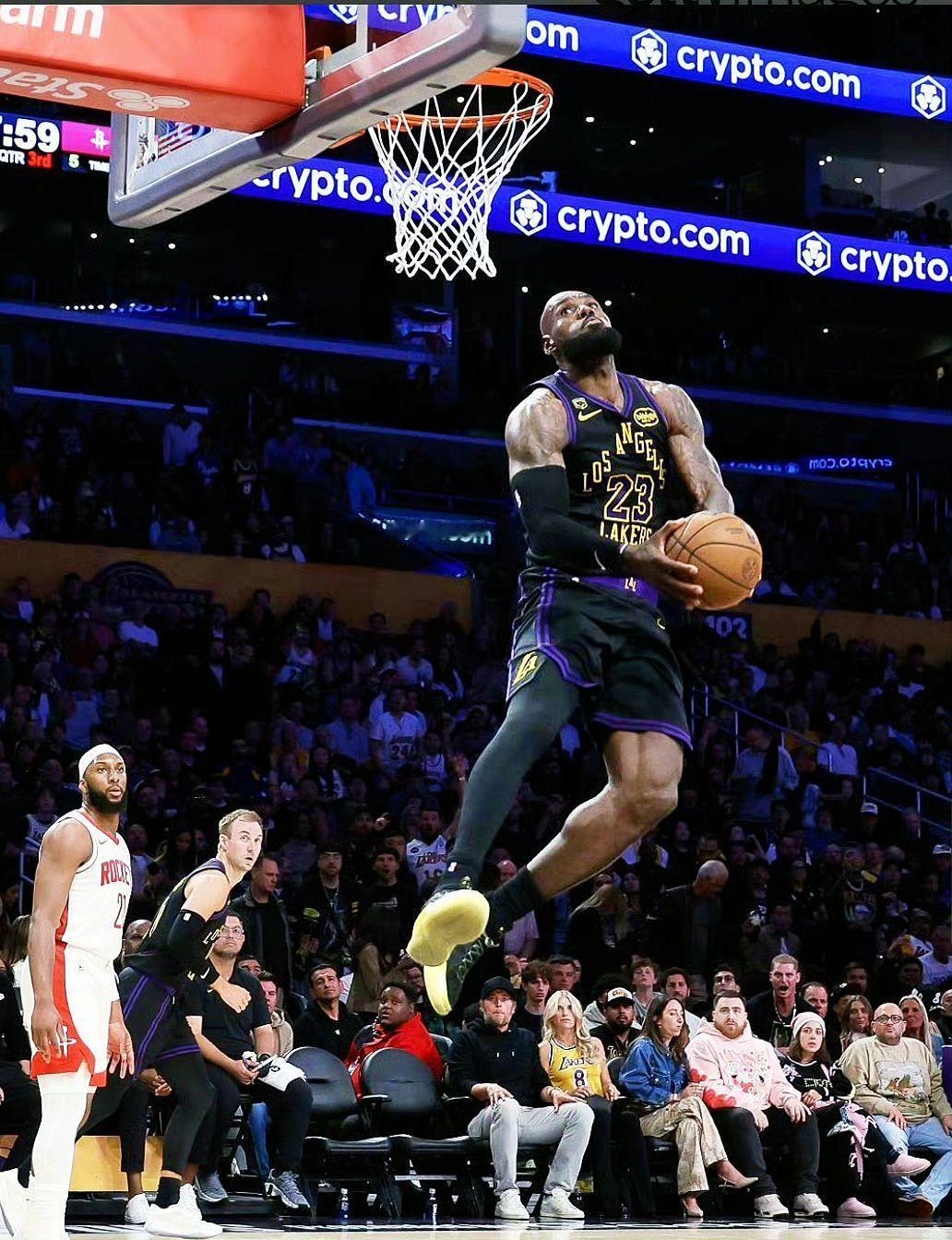 NBA 与时光老人对抗的勒布朗·詹姆斯👑湖人2比0火箭41岁詹姆斯折叠背扣詹姆