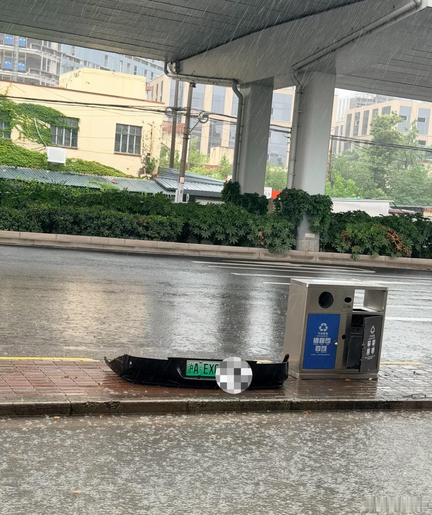 上海突发强雷暴一路上的汽车零件…… 