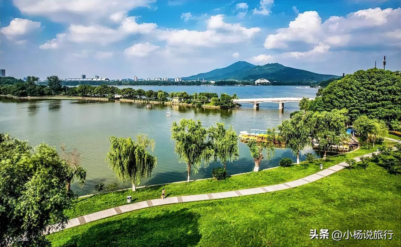 江苏南京最适合两个人一起散心的十个地方，你去过几个？
1. 玄武湖·台城段：避开