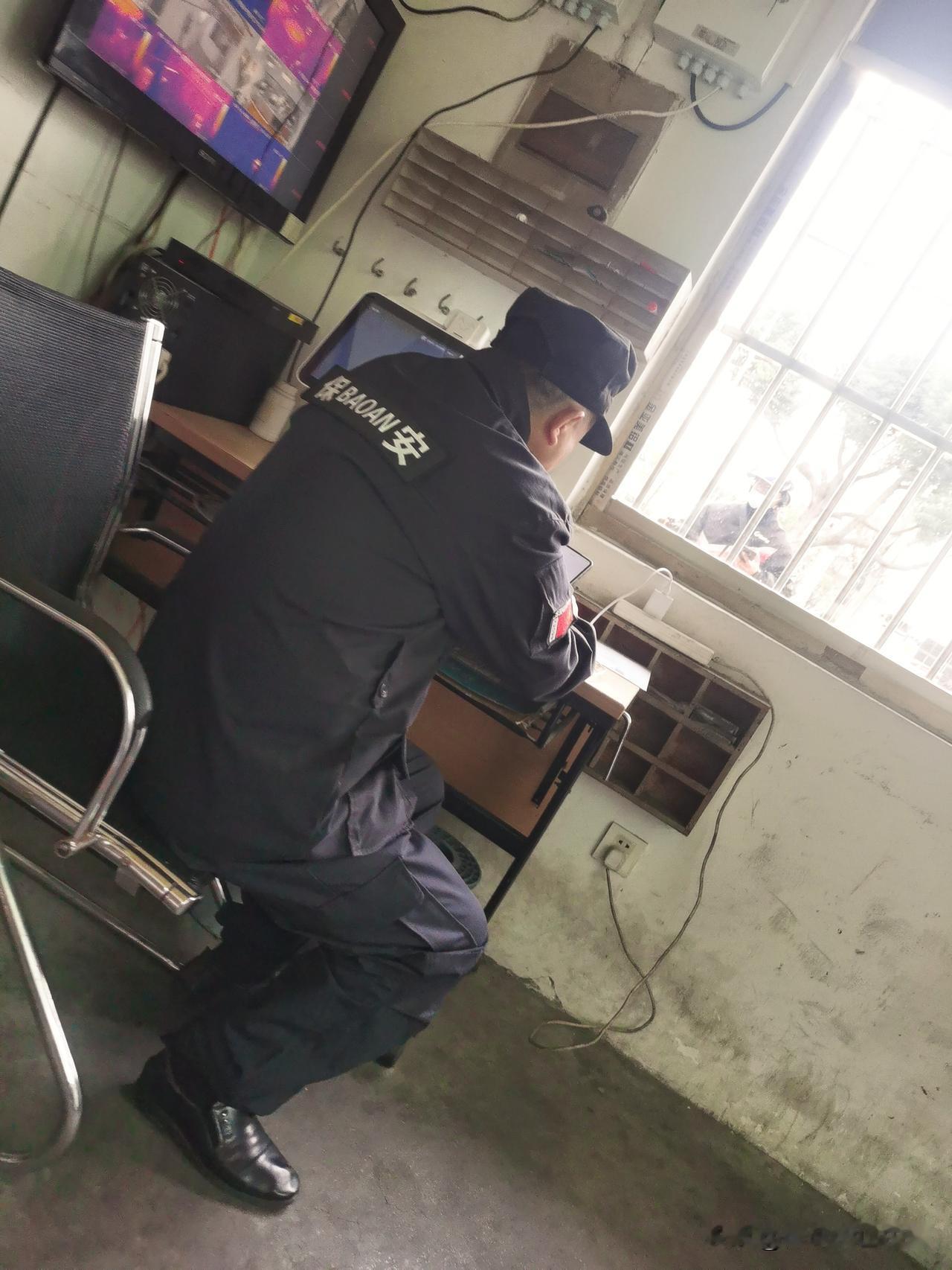 这位是应聘保安，上了三天又决定不做的打工人。他今年六十一岁，当过兵，马快办退休了