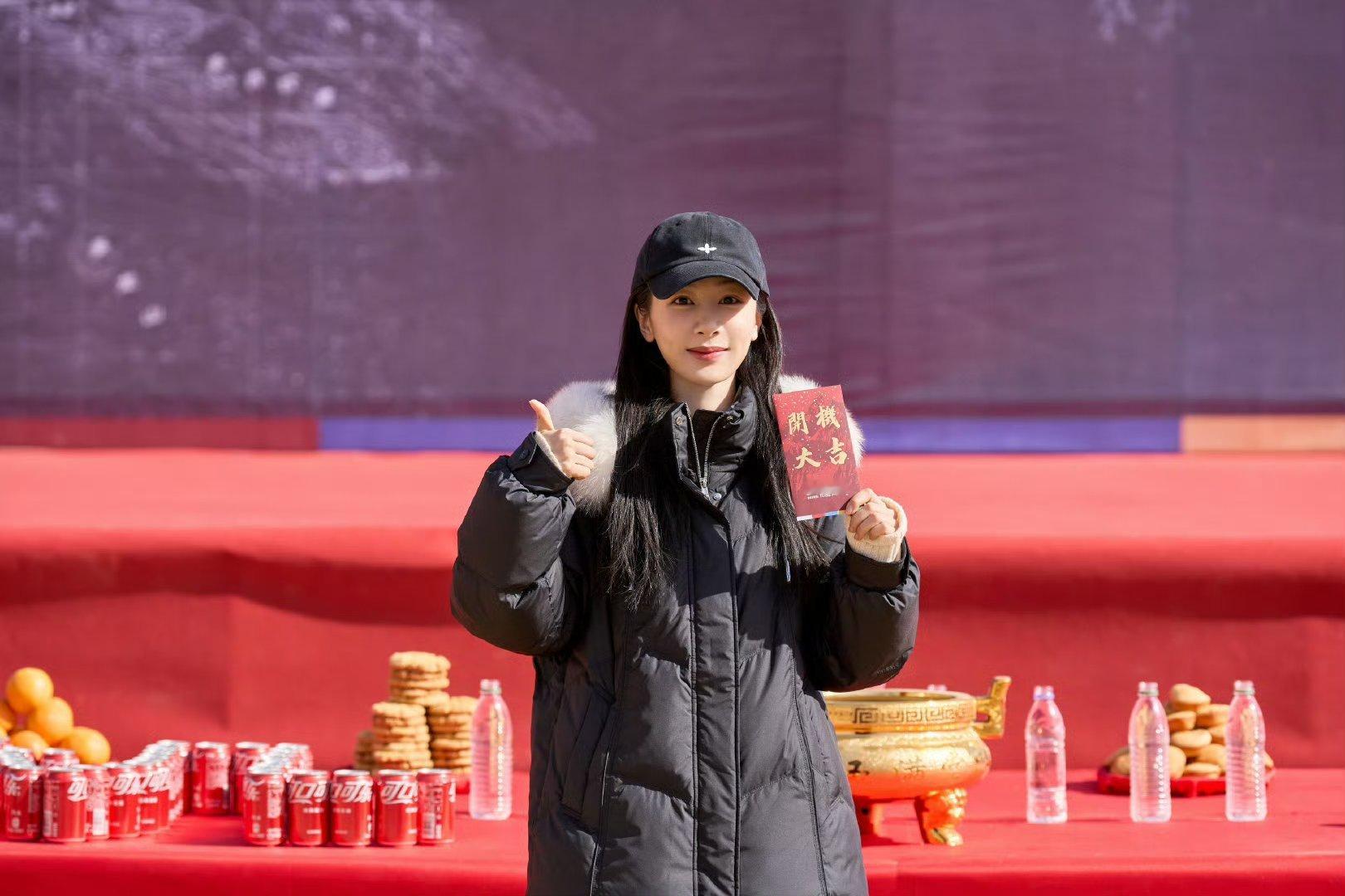 日落跌进迢迢星野 人间忽晚 山河已秋 “仍然有开在泥泞里温柔的花，有明晃晃的夏天