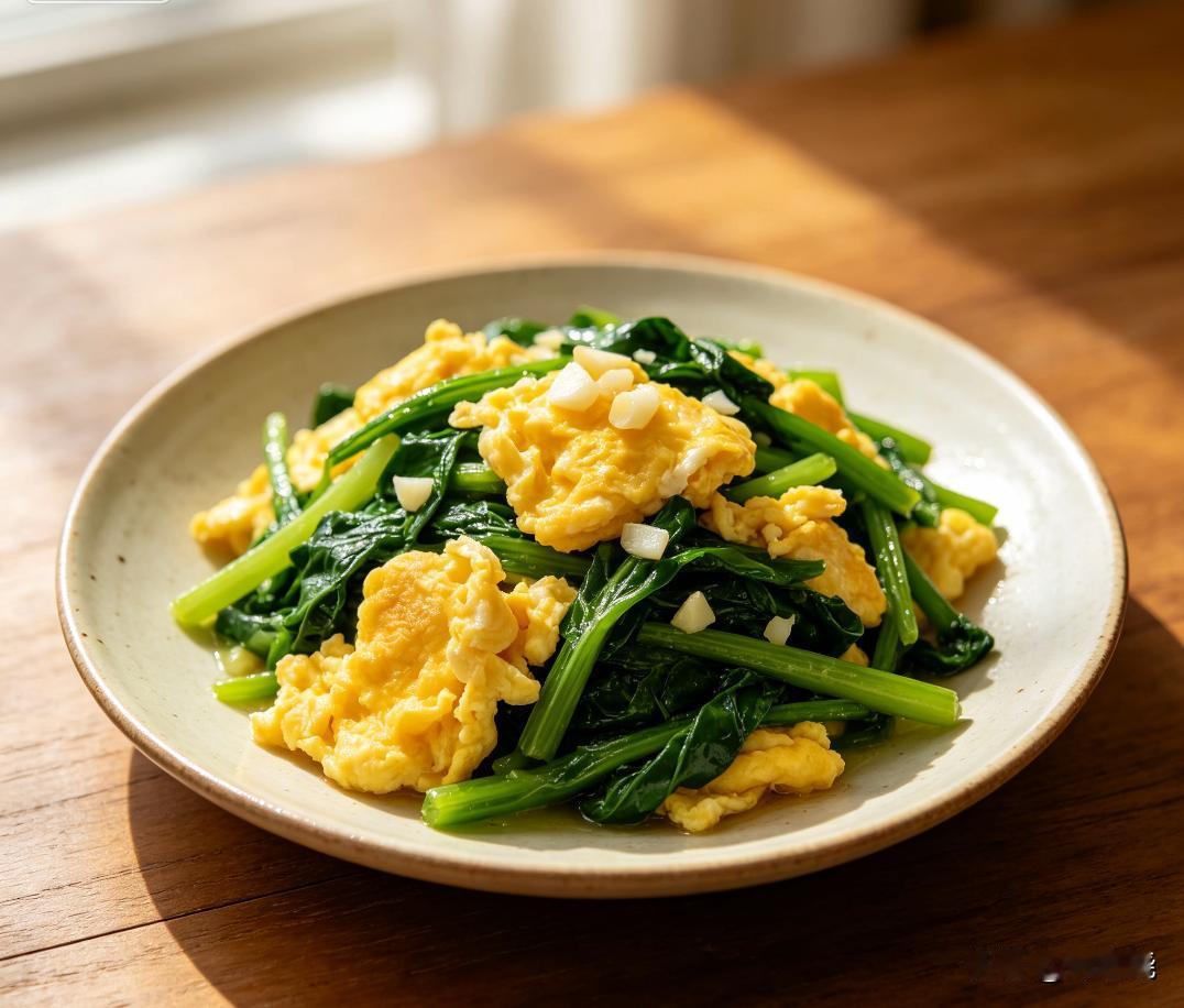 鸡蛋炒菠菜,你吃过吗?吃过，是还可以这样炒！菠菜先焯水去掉草酸，热锅滑散鸡蛋盛出