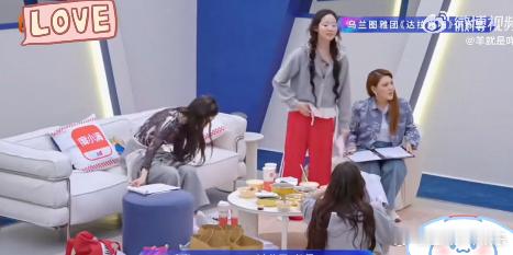 乌兰图雅把自己唱笑了 以前对乌兰图雅的印象还停留在春晚舞台上唱《套马杆》的飒爽歌