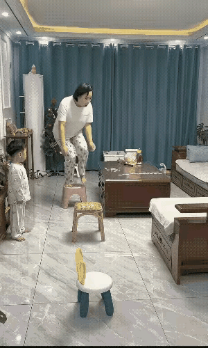 够：拼老命滴？
这个现身说法太悲情，言传身教也太掏血本了，这一家伙摔得可不轻，有