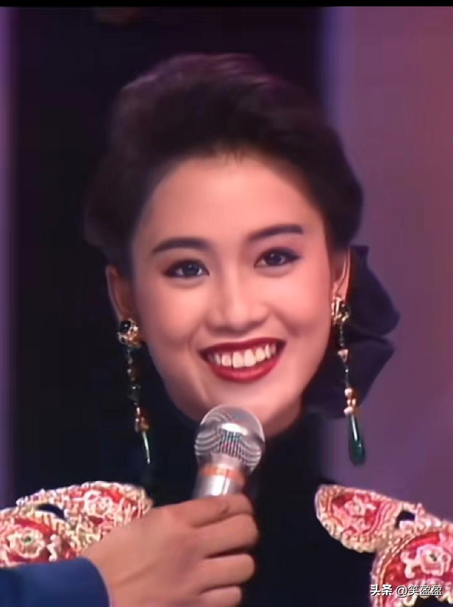 想不到塌鼻梁也可以这么美。
明艳大气标准的中国美人梁小冰
有多少人是从祝英台开始