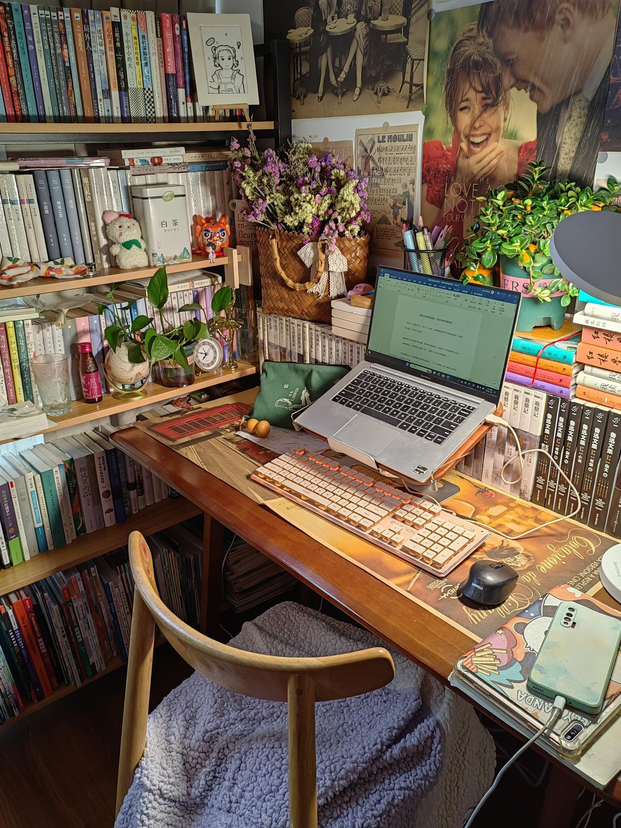 图一是我以前的书房，
图二、三是我现在的书桌。
去年九月，搬家换了城市生活，新房