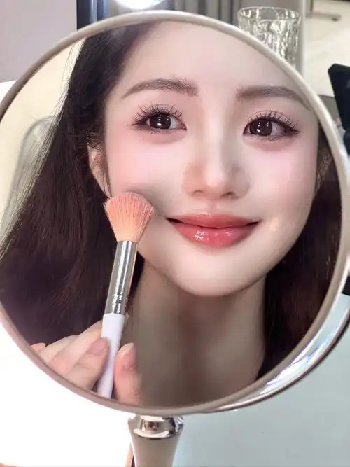 现在买化妆品哪光是为了东西呀，是爱看教程学手法的仪式感，是研究成分当“学霸”的满