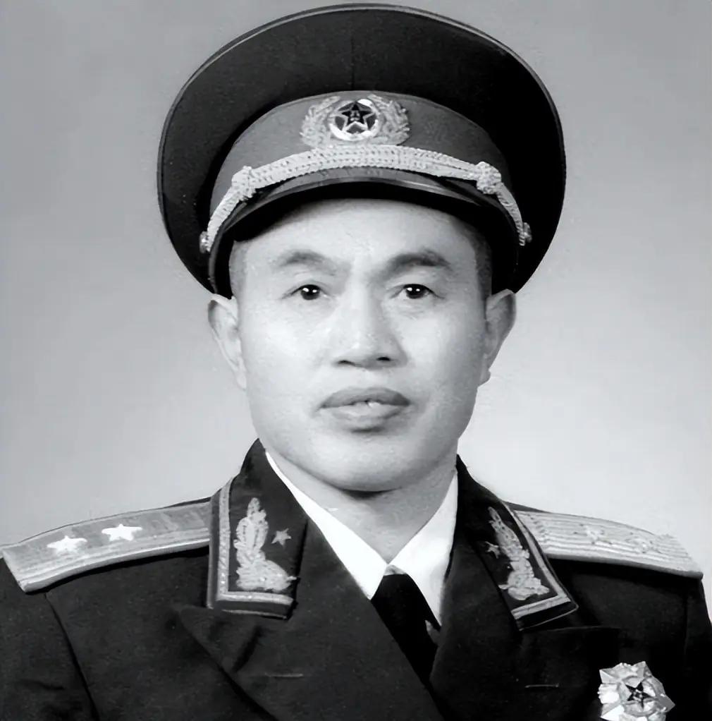 全军唯一被毛主席亲笔破格晋升的将军，死后葬在八宝山，可15年后中央为何下令迁出？