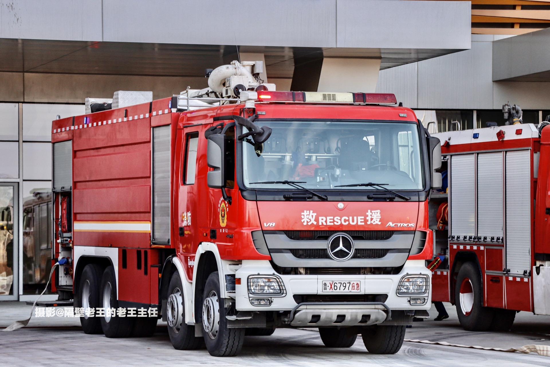 齐格勒TLF80-180泡沫消防车🚒。来自山东消防的几辆重型泡沫消防车，各类化工、工业火灾的中坚力量
摄影 / 隔壁老王的老王主任